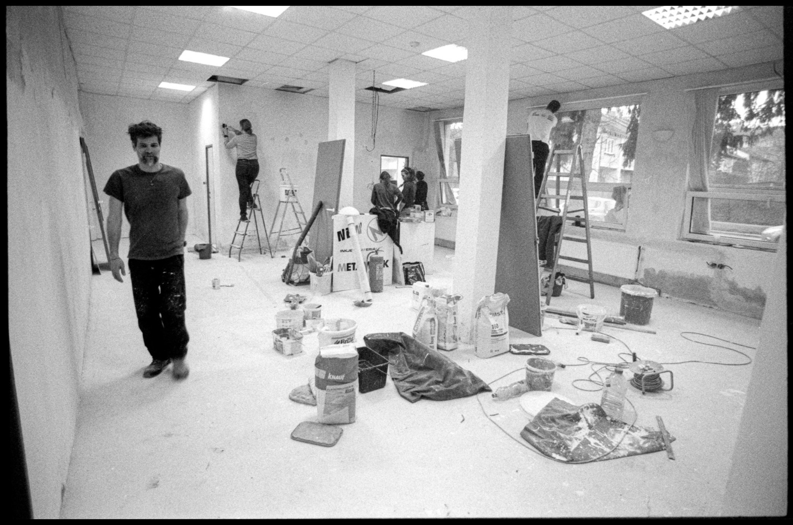 Černobílá fotografie prázdného prostoru před rekonstrukcí